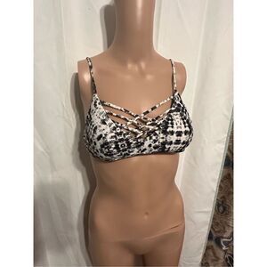 Nice Hollister Bikini Top size small with cross cross front 
-great supportive
-